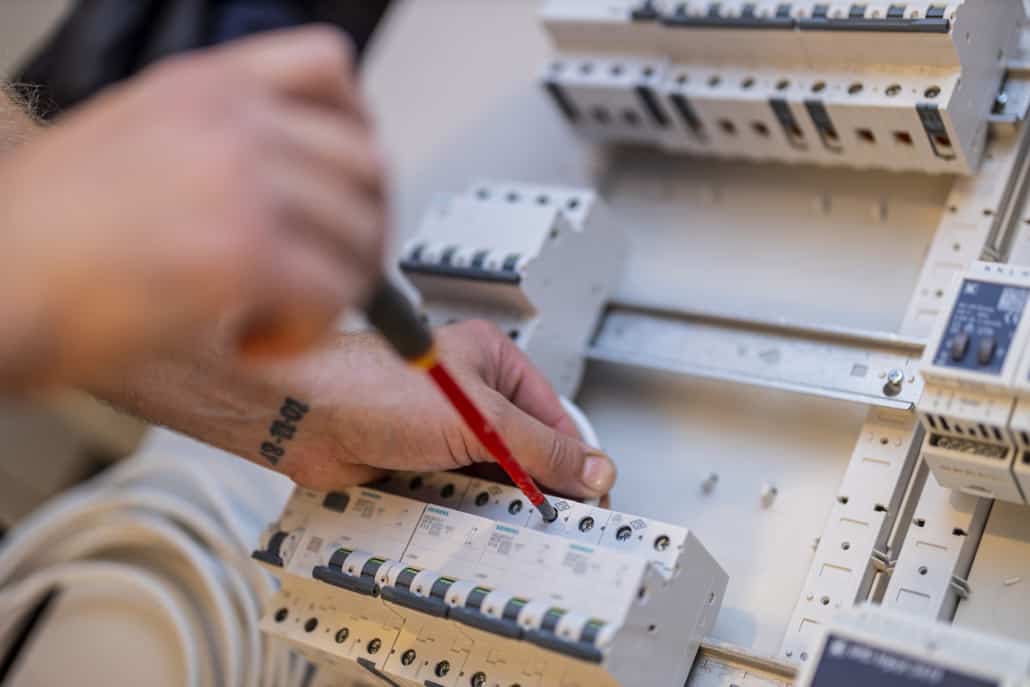 elektriker udfører arbejde