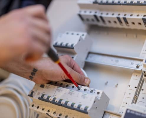 elektriker udfører arbejde