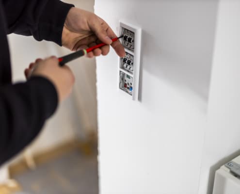 closeup af elektriker der arbejder med stikkontakt