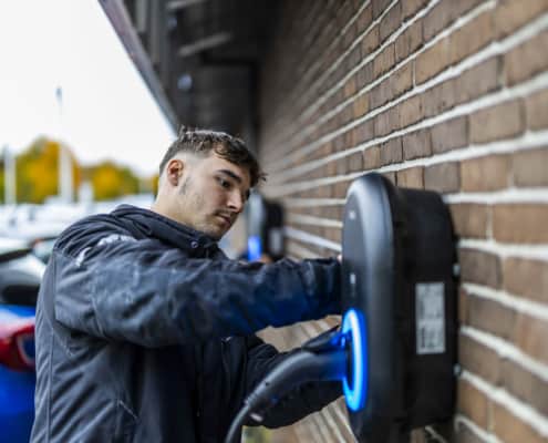 elektriker opsætter ladestander